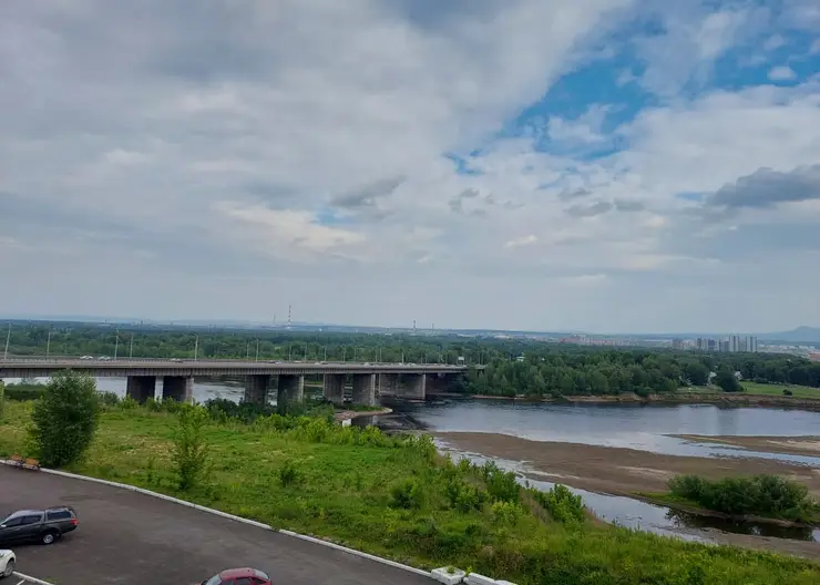 В Красноярске 33-летний мужчина упал с Октябрьского моста и доплыл до острова