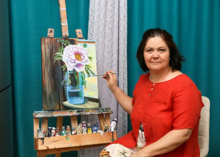 Красноярке с болезнью Паркинсона справиться с недугом помогает живопись