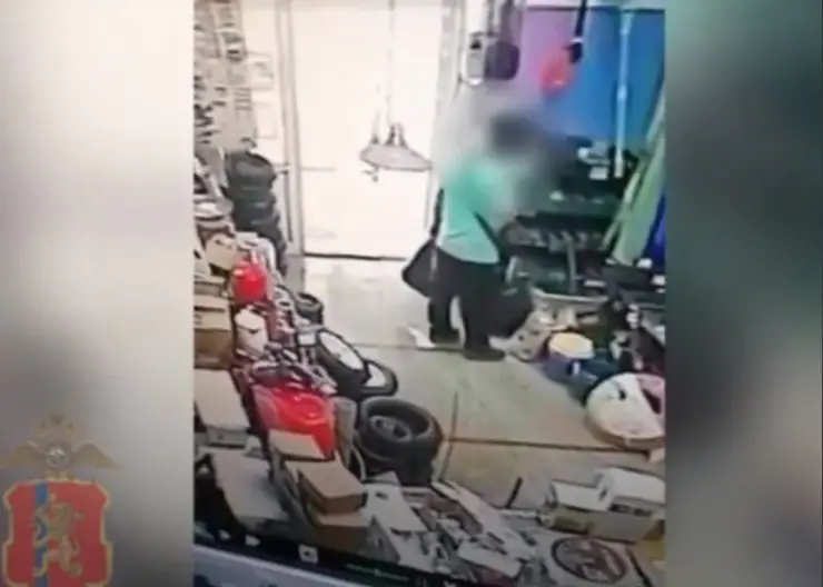 Житель Шарыпово решил сменить порванную обувь и украл ботинки с витрины магазина