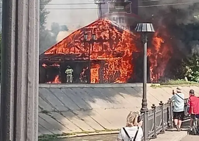 В Красноярске загорелся дом на улице Обороны