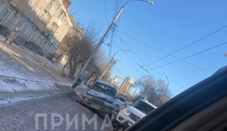 В Красноярске на улице Аэровокзальной провалился асфальт