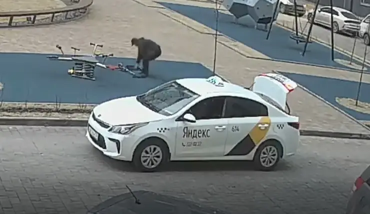 В Красноярске водителя «Яндекс.Такси» обвинили в краже самоката в «Тихих зорях»
