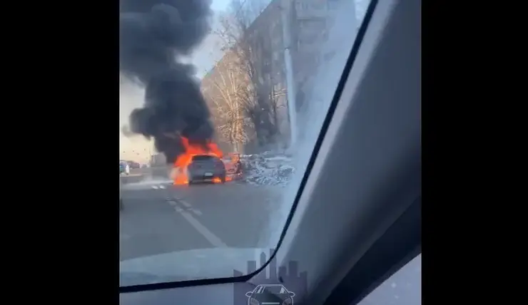 В Красноярске на Карла Маркса горит автомобиль «Хонда»