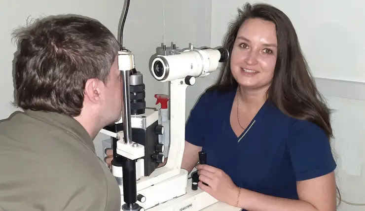 В Красноярске впервые провели имплантацию искусственной радужки глаза