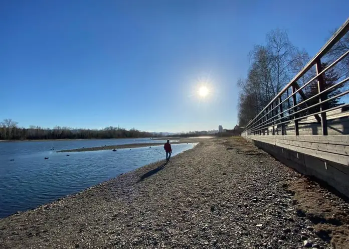 Возле Красноярска уровень воды в Енисее сильно упал