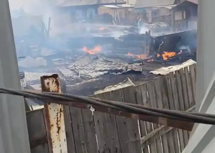 В Красноярске в Песчанке сгорели 6 домов