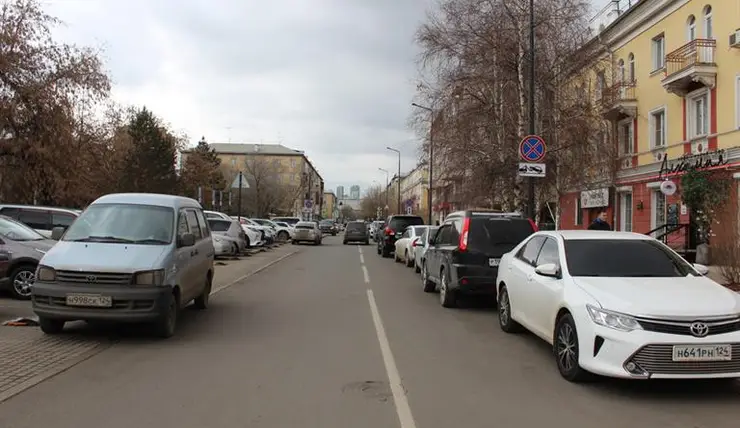 В Красноярске на улице Красной Армии образуются заторы из-за хаотичной парковки