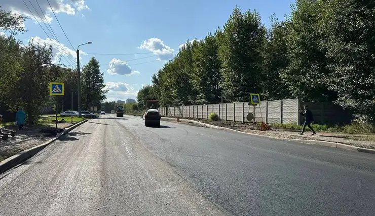 В Красноярске на улице Джамбульской укладывают асфальт