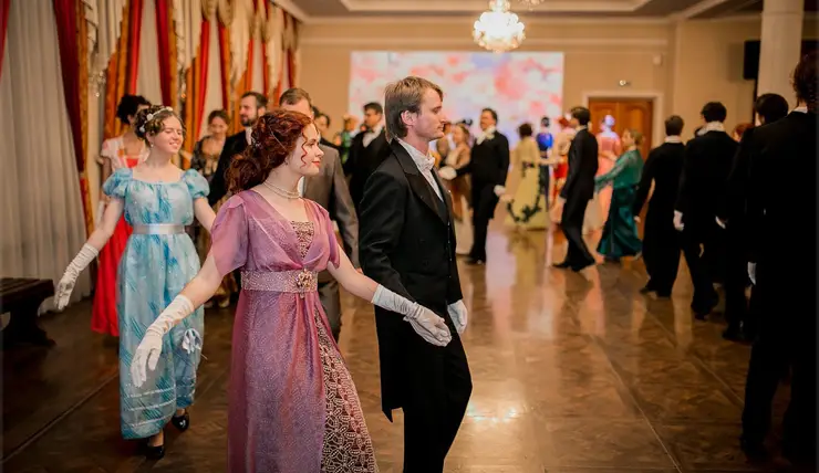 Исторические танцы: где в Красноярске проходят настоящие балы