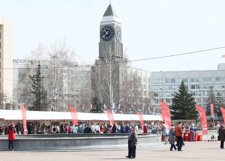 Сотни красноярцев пришли на городскую ярмарку возле Театра оперы и балета
