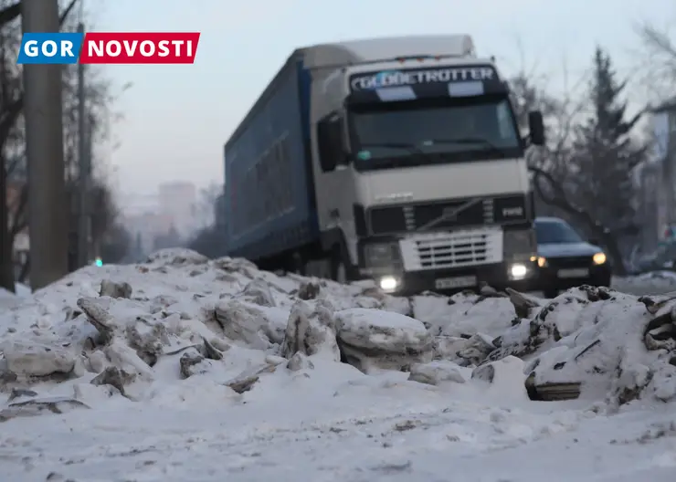 В Красноярске будут эвакуировать мешающие уборке машины-подснежники