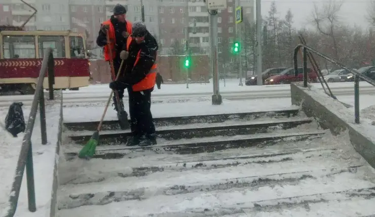 В Красноярске устраняют последствия снегопада