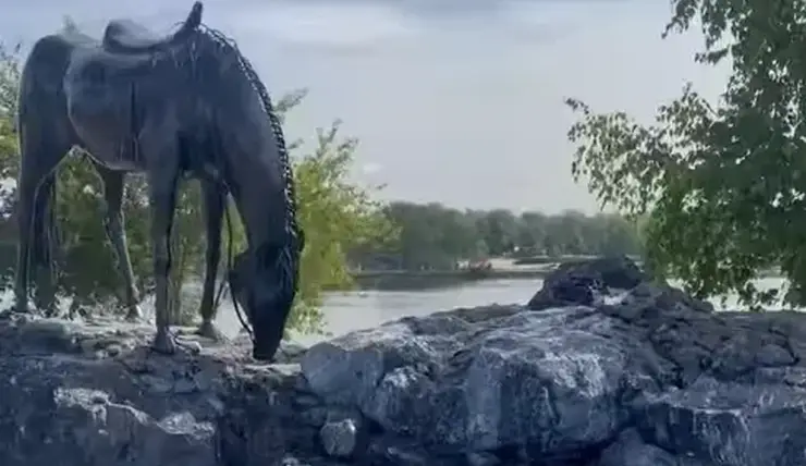 В Красноярске из скульптуры лошади на набережной Енисея сделали фонтан