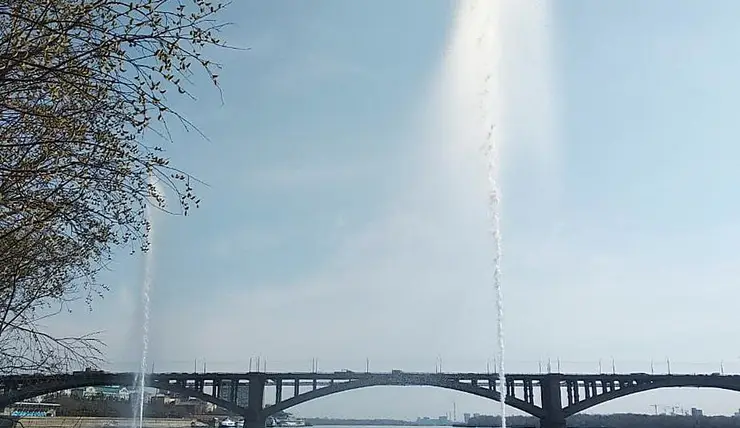 В Красноярске в тестовом режиме включили речной фонтан