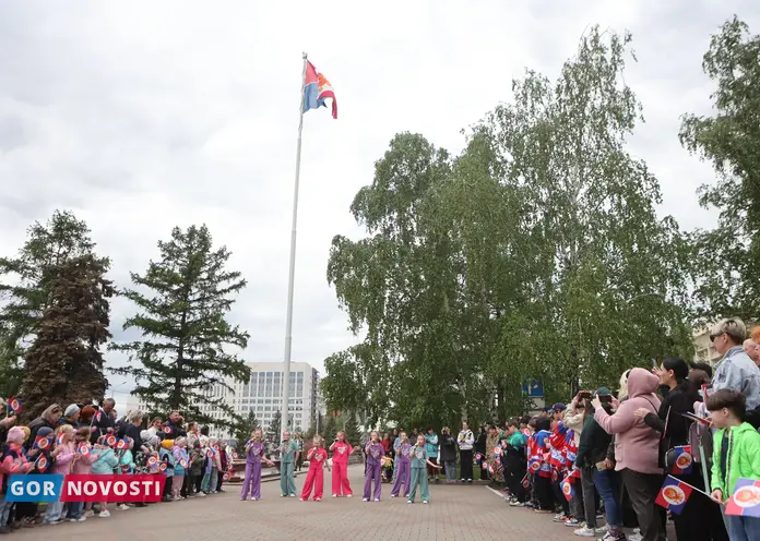 В Красноярске подняли Флаг детства