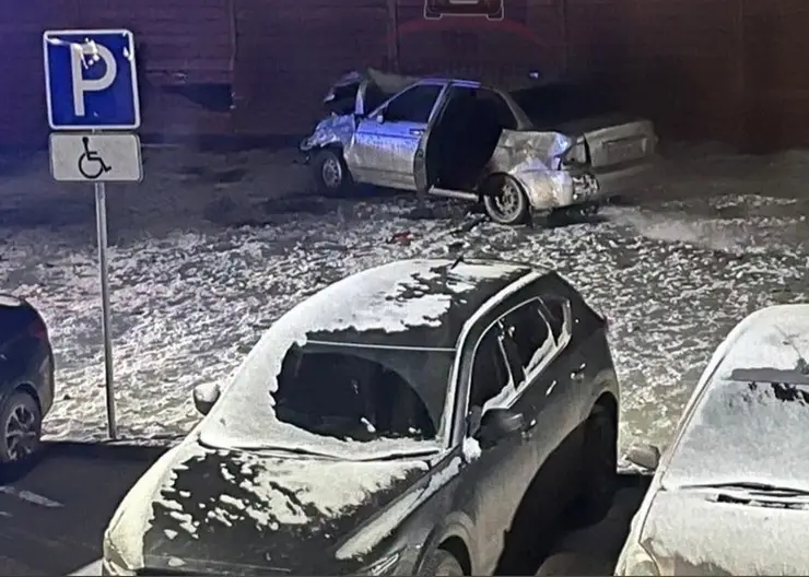 В Красноярске опрокинулась «Лада» с пьяным водителем и повредила 5 автомобилей