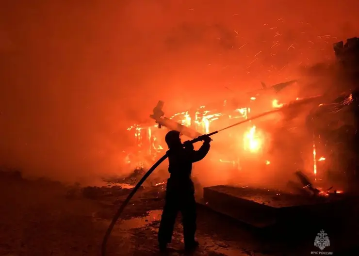 В Красноярском крае в пожаре из-за короткого замыкания погиб человек