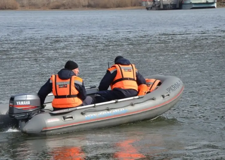 В Красноярском крае с острова спасли двух человек