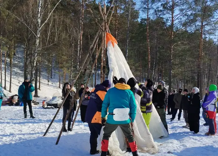 В лесу под Красноярском для молодежи устроили уроки выживания