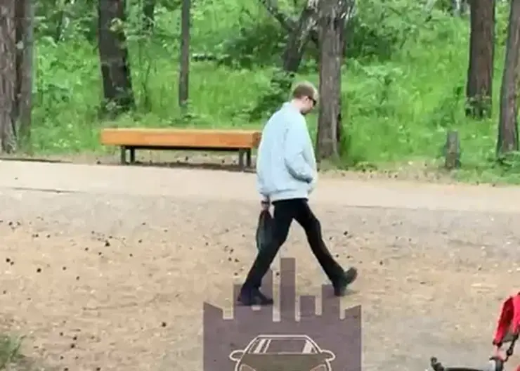 В Красноярске в парке «Гремячая грива» странный мужчина приставал к девушкам