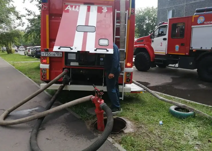 В Красноярске в квартире жилого дома на улице Карбышева произошел пожар