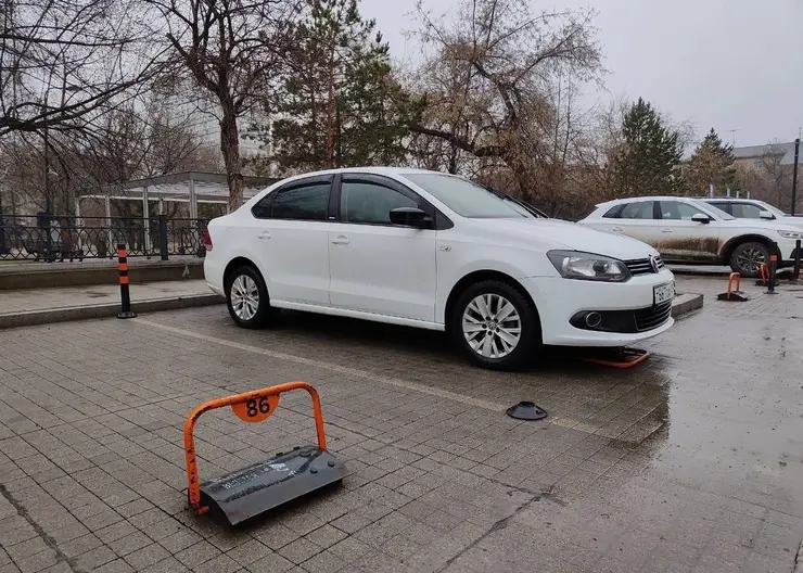 В Красноярске определили самые популярные места парковки на улице Красной Армии