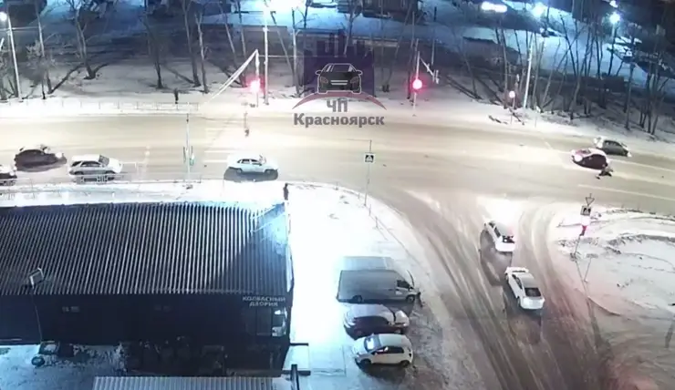 В Красноярске иномарка несколько метров протащила на бампере 53-летнюю женщину-пешехода
