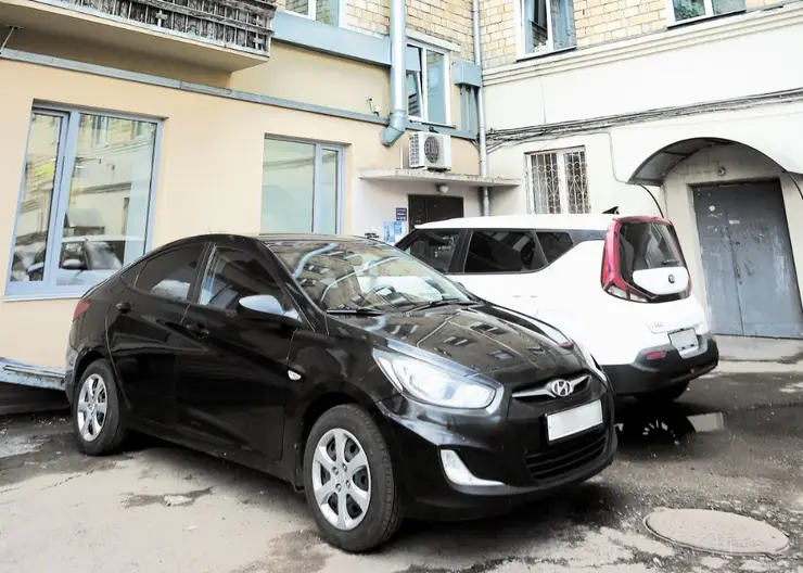 Жители Красноярска возмущены стихийными парковками во дворах
