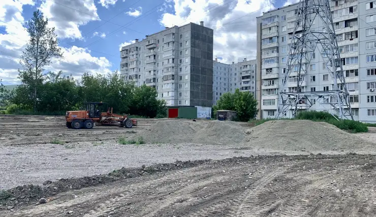В Красноярске на Ярыгинской набережной к концу лета появится парковка