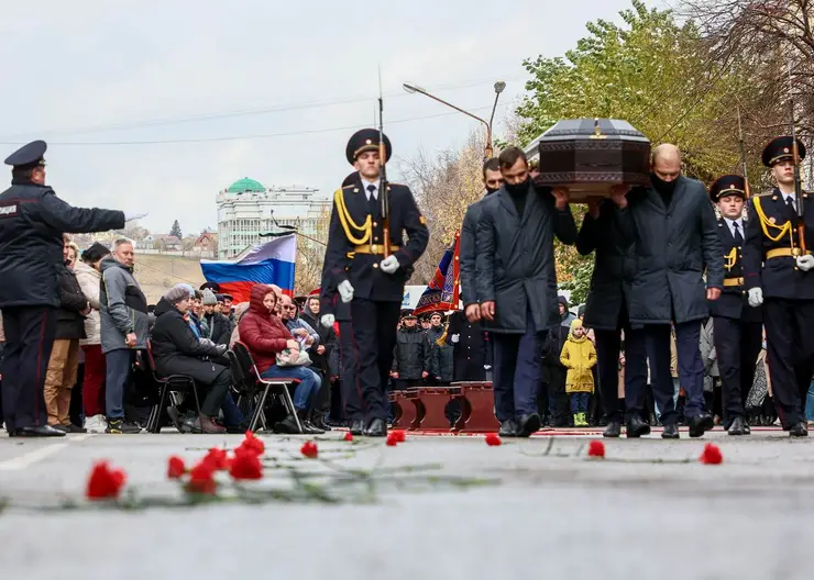 «Думаю, что он не знал, что там так опасно будет»: в Красноярске простились с тремя погибшими в командировке полицейскими