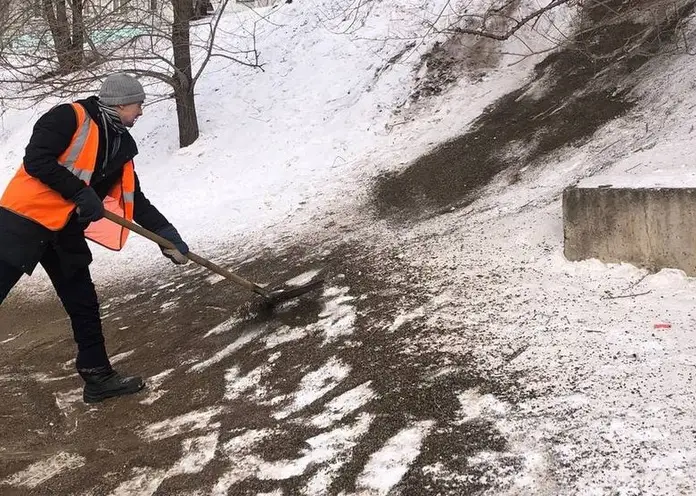 В красноярском Солнечном ликвидировали опасную снежную горку