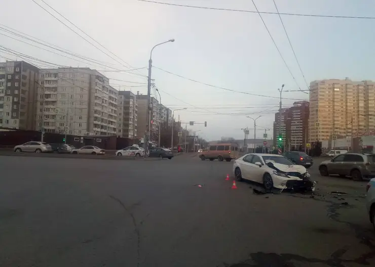 В Красноярске в ДТП со скорой пострадали 2 человека