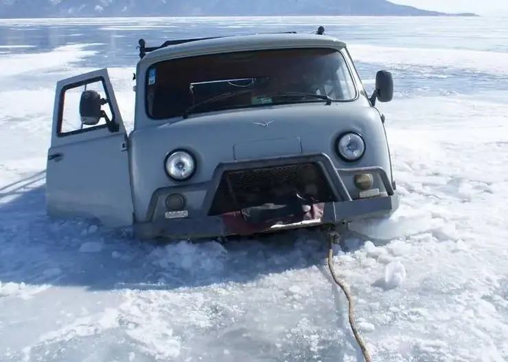 На Красноярском водохранилище автомобиль частично провалился под лед