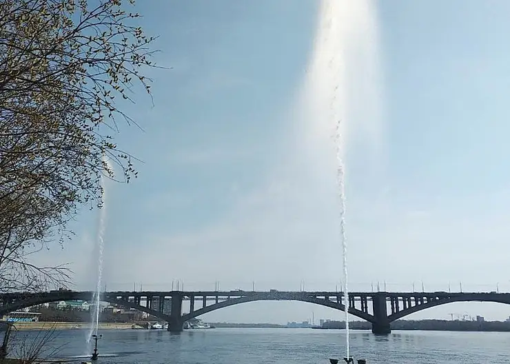 В Красноярске в тестовом режиме включили речной фонтан