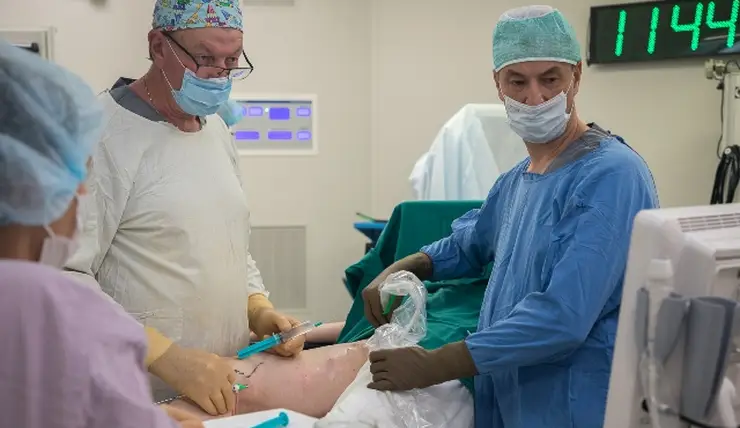 В Красноярске хирурги БСМП и 20-й больницы начали лечить варикоз при помощи лазера
