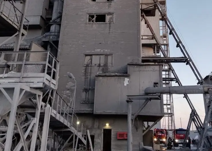 В Красноярском крае горел цех периклазового завода на площади 225 кв. метров