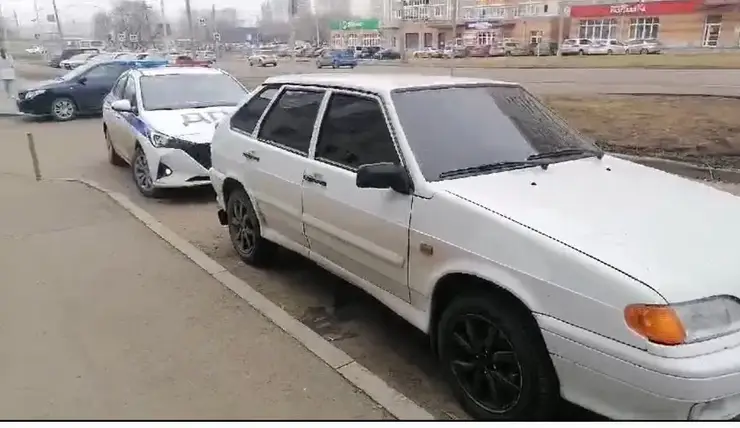 В Красноярске водитель ВАЗа прокатил пассажира на крыше