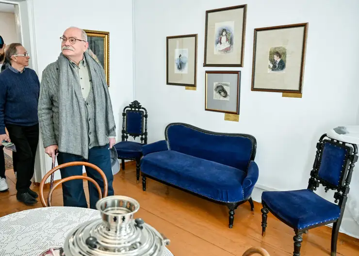 Никита Михалков посетил музей-усадьбу Сурикова в Красноярске