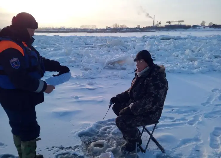 В Красноярске рыбак поскользнулся на замерзшей реке и травмировал бедро
