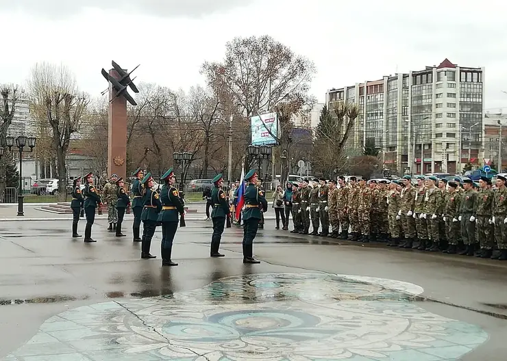 В Красноярске 150 школьников продемонстрировали навыки строевой подготовки