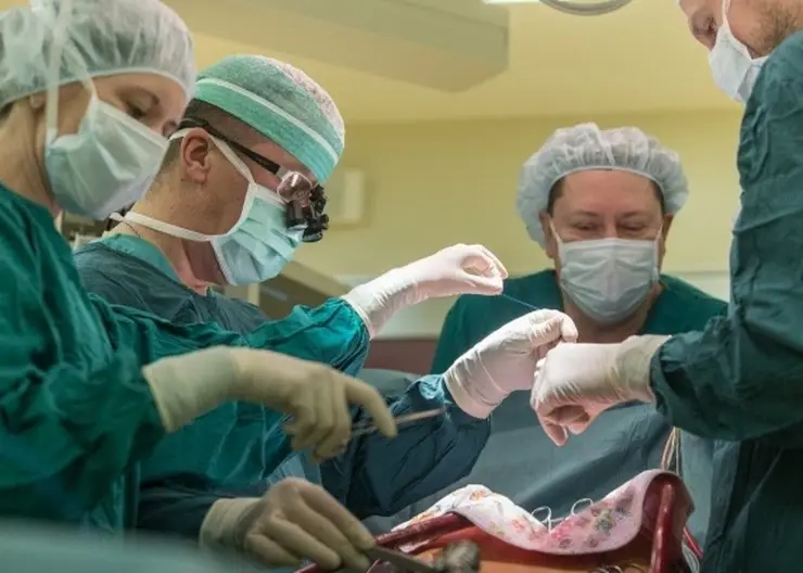 Красноярские хирурги спасли пациентку с огромной опухолью сердца