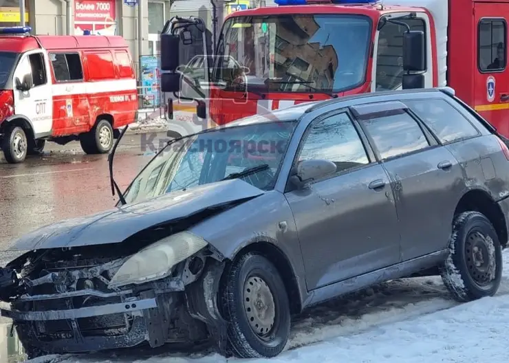 В центре Красноярска в ДТП с пожарной машиной пострадали 4 человека