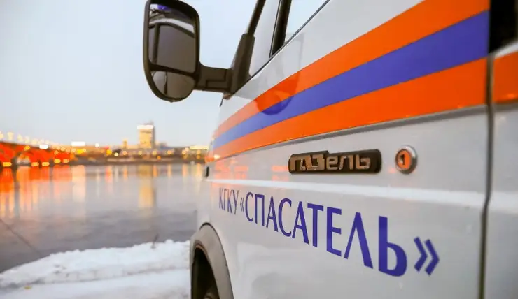 В Красноярске ночью спасли мужчину на Октябрьском мосту