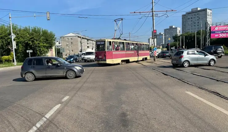 В Красноярске восстановили движение на Матросова после схода трамвая с рельсов