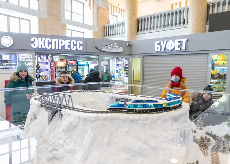 Новогодняя инсталляция «Снежная магистраль» появилась на железнодорожном вокзале в Красноярске