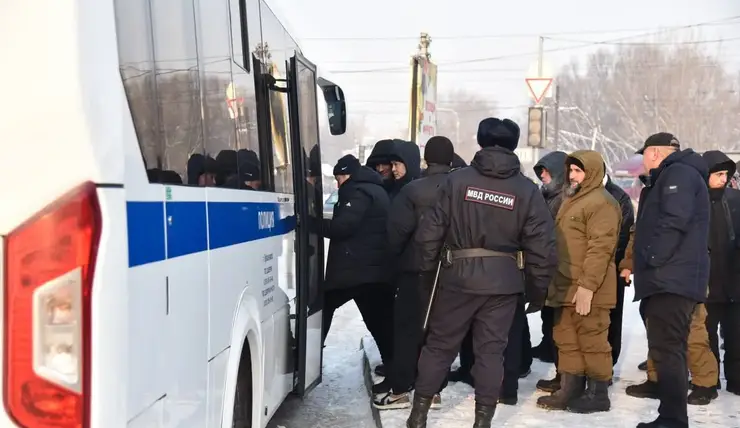 В Красноярске после рейда полиции повестки в военкомат получили 6 мигрантов