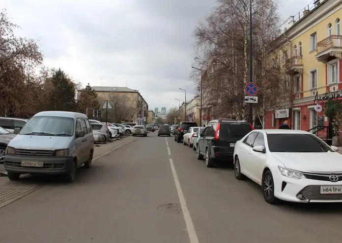 В Красноярске на улице Красной Армии образуются заторы из-за хаотичной парковки