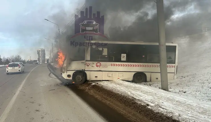 В Красноярске горит автобус в районе ТРЦ «Июнь»