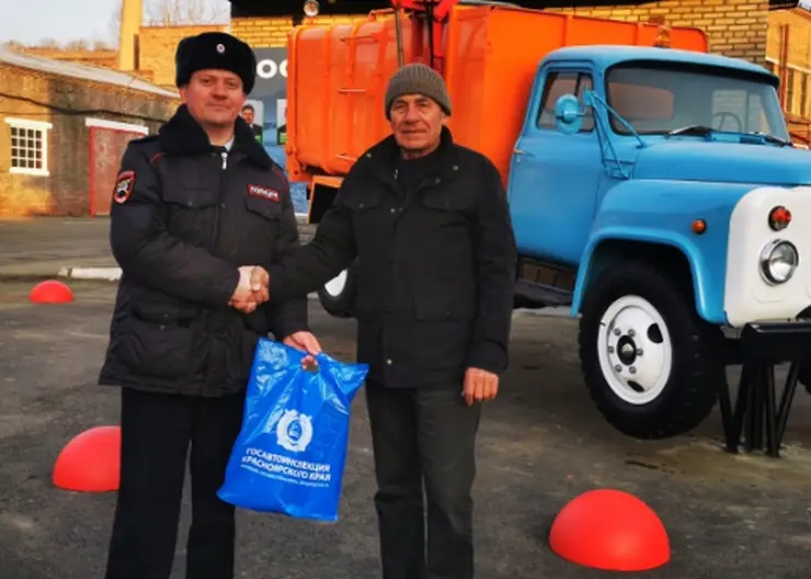 В Красноярске поздравили водителя с 45-ти летним безаварийным стажем