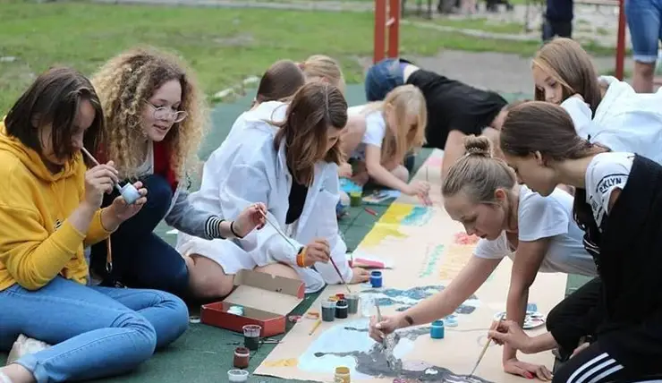 В Красноярске до 15 апреля от родителей школьников принимают заявки в летние лагеря